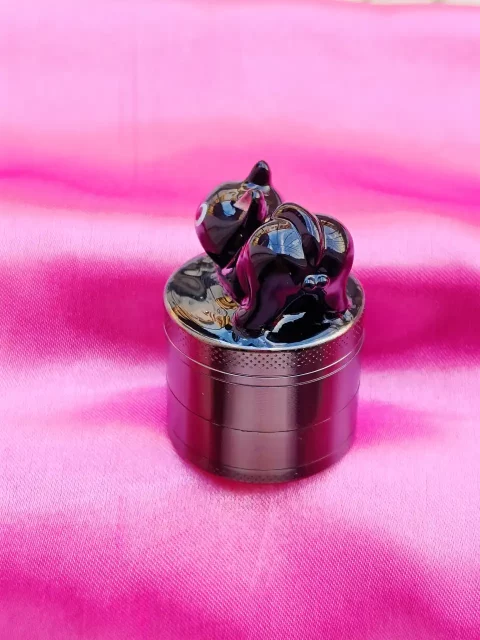 Sleek Black Cat Mini Grinder - Mysterious Charm