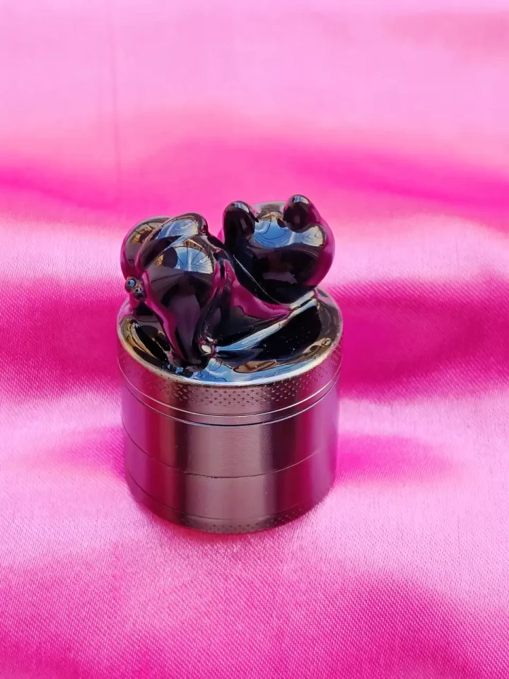 Sleek Black Cat Mini Grinder - Mysterious Charm
