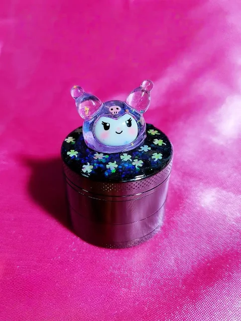 🍀 Lucky Kuromi Mini Grinder | Glitter Charm with Holographic Clover Magic
