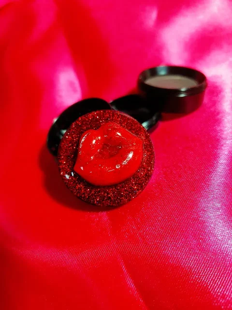 💋 Sparkling Red Lips Herb Grinder